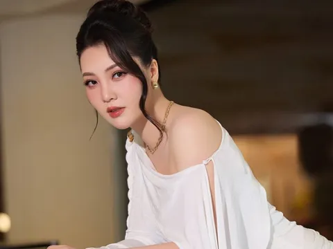 Á hậu Thụy Vân sinh con thứ hai sau 12 năm