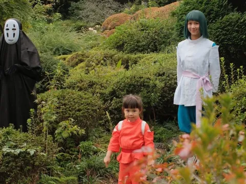 Gia đình Pam Yêu Ơi tung bộ ảnh cosplay "Vùng Đất Linh Hồn" khi du lịch Nhật Bản: Phiên bản Halloween 2025 ngọt ngào nhất mạng xã hội