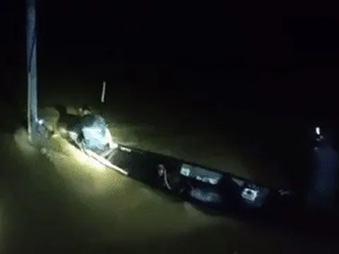 Ôm cột điện giữa dòng nước xiết, người đàn ông Đà Nẵng thoát chết ngoạn mục