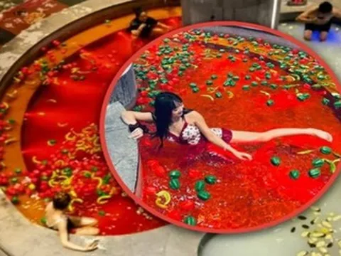 Trải nghiệm 'tắm lẩu' gây sốt: Du khách ngâm mình trong nước pha ớt và sữa