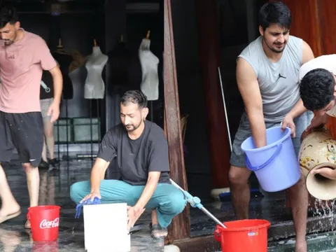 Khách Tây đi chân trần, xắn quần dọn lũ cùng dân Hội An