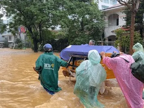 Xót lòng cảnh gia đình ở Huế đẩy quan tài vượt dòng lũ đi hỏa táng