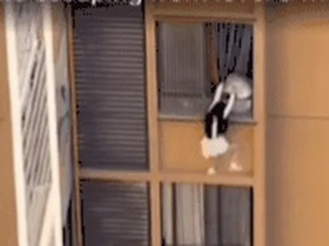 Vợ bất ngờ trở về, chồng đẩy nhân tình ra ngoài cửa sổ tầng 10 để chạy trốn