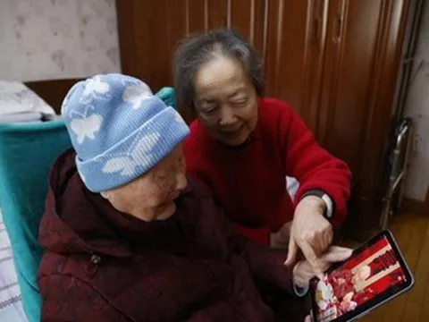 Cụ bà 100 tuổi gây sốt mạng khi livestream ăn uống, tiết lộ bí quyết sống thọ