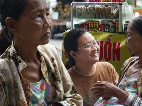 Xe gỏi cuốn 7.000 đồng của mẹ Ngọc Trinh ở TP.HCM: "Con còn tương lai, mẹ thì hết rồi"