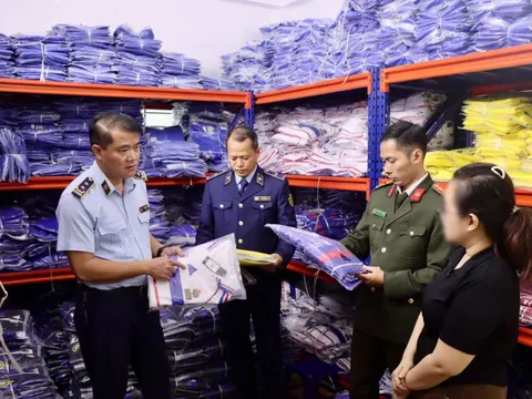 Phát hiện kho quần áo giả nhãn hiệu bán trên các sàn thương mại điện tử
