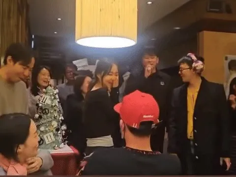 Làm nhân viên của G-DRAGON sướng lắm, được tặng vàng vì yêu đương chốn công sở!