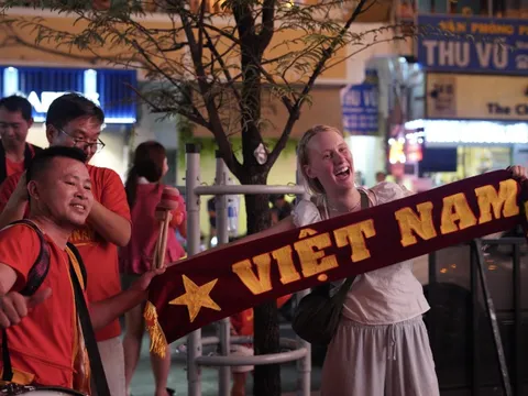 Ra mà xem khách Tây làm gì giữa lúc Việt Nam vô địch!