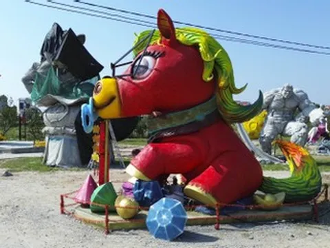 Người đàn ông Bắc Ninh làm linh vật ngựa khổng lồ đón tết Bính Ngọ