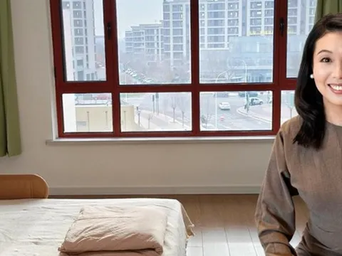 Ngoài 40 tuổi, người phụ nữ sống trong căn nhà gần như trống rỗng và đây là lý do