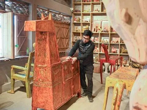 Khách Đà Nẵng chi 400 triệu săn bàn ghế sơn mài hình ngựa ở Hà Nội