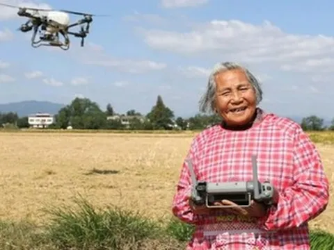 Cụ bà U90 điều khiển máy bay không người lái, bán gạo online gây xôn xao