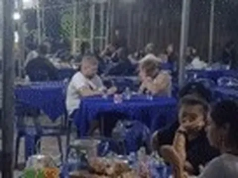 Đi qua đám tang, khách Tây tưởng nhà hàng liền vào gọi đồ và cái kết