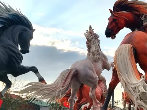 Ngắm loạt linh vật ngựa ở Quảng Trị do nghệ nhân Đinh Văn Tâm chế tác