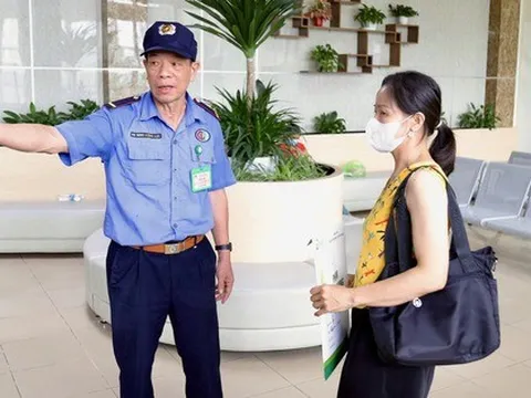 "Bác bảo vệ hot nhất MXH": 4 giờ làm việc, 8 giờ truyền hóa chất