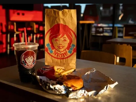 Một chuỗi nhà hàng phải đóng cửa hàng trăm điểm bán để cứu vãn doanh số chạm đáy