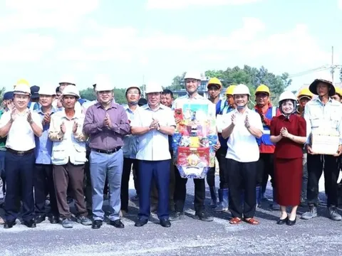 Chủ tịch UBND tỉnh Đồng Nai chúc tết công nhân thi công đường cao tốc Biên Hòa - Vũng Tàu