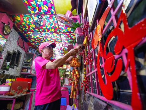 Người đàn ông một mình đón giao thừa trong căn nhà toàn màu hồng ở TP.HCM: "Ngồi pha ly cà phê nhìn người ta đi lại, vậy là Tết rồi”