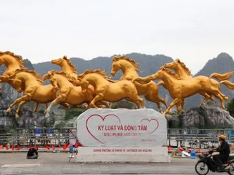 Linh vật 'Bát Mã' khổng lồ tung vó dũng mãnh tại Quảng Ninh