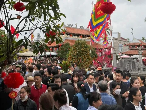 Cảnh tượng tại nơi chỉ họp chợ duy nhất 1 lần trong năm: Đêm nay mới là chính hội