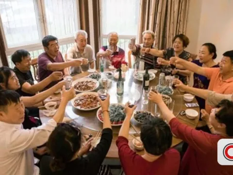 7 cặp vợ chồng góp 10 triệu đồng/tháng thuê biệt thự cùng dưỡng già, thoải mái sống chung nhờ thống nhất 1 quy tắc!