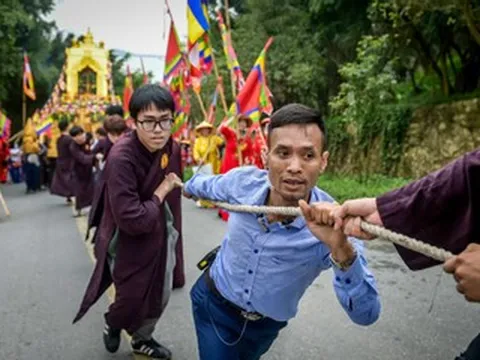 Hàng chục người kéo xe rước nước nặng gần 1 tấn leo dốc tại lễ hội chùa Tam Chúc