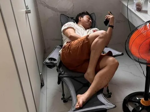 Đại gia nghìn tỷ của Việt Nam nằm nghỉ trong nhà vệ sinh, lướt điện thoại gây chú ý