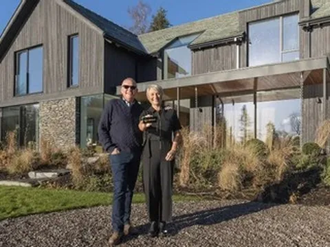 Người phụ nữ kiên trì mua xổ số, bất ngờ trúng độc đắc 6 triệu USD