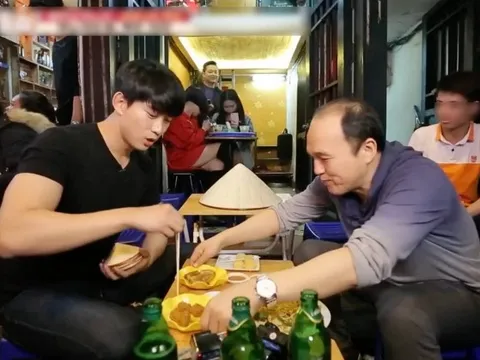 Một con phố Hà Nội phủ đầy ghế nhựa lên truyền hình Hàn Quốc, khiến sao Hàn thốt lên: "Thế này thì ai mà chẳng thích"