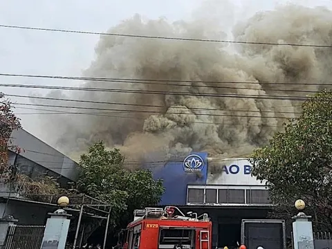 Hỏa hoạn tại Công ty bao bì Bông Sen, khói đen cuồn cuộn