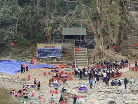 Cả bản giữ khúc suối 1km trước đền thiêng ở Nghệ An, mỗi năm chỉ 'mở' một lần