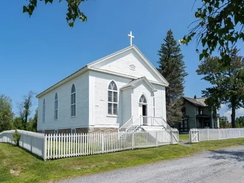 Giá nhà quá đắt, người phụ nữ Mỹ mua nhà thờ để ở chỉ với hơn 1 tỷ đồng