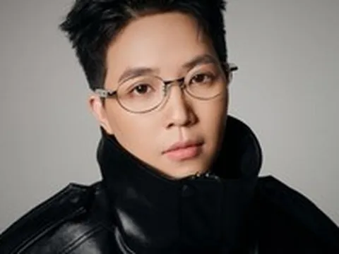 Nghệ sĩ Việt đầu tiên được vinh danh trên "thánh địa" bóng đá châu Âu sức chứa 100.000 chỗ ngồi