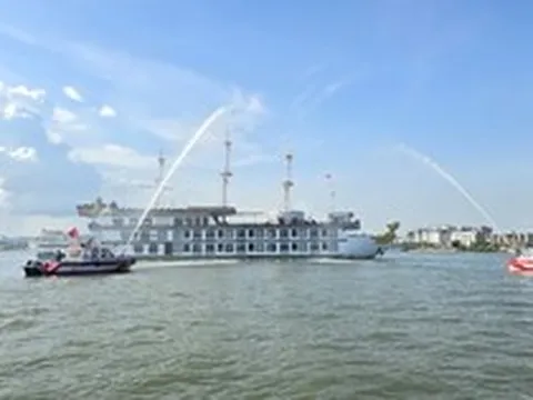 Cảnh tượng trên vịnh Hạ Long khiến nhiều người bất ngờ, nhận xét: "Chưa từng thấy bao giờ"