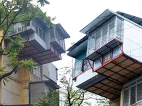 Tận thấy căn nhà “tổ chim” treo lơ lửng bên hông khu tập thể cũ tại Hà Nội: "Nhà của người liều"