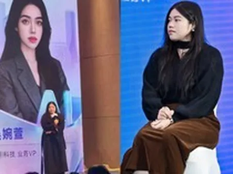 Đang viral mạnh nhất: Phó chủ tịch công ty công nghệ lộ mặt thật khác xa ảnh trên slide chiếu ở hội nghị