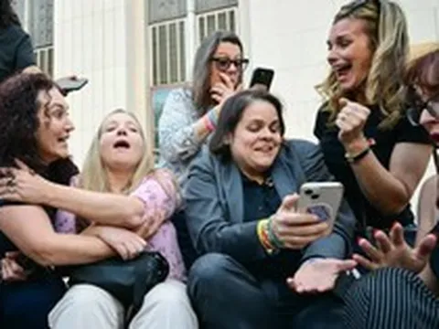 Meta, YouTube phải bồi thường 3 triệu USD trong vụ nghiện mạng xã hội