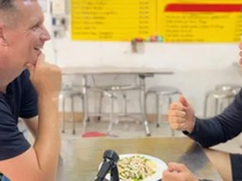 Không hiểu ý nghĩa thực sự của câu "Ăn cơm chưa?" trong tiếng Việt, anh Tây có câu trả lời khiến người đối diện hết nói nổi