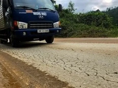 Quốc lộ 15 xuống cấp, chi chít ổ gà, ổ voi