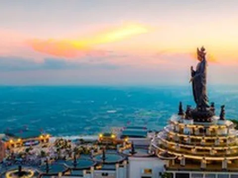 Công trình làm bằng 170 tấn đồng đỏ do chính người Việt tạo tác bằng công nghệ châu Âu, đã vượt Trung Quốc để lập kỷ lục cao nhất châu Á