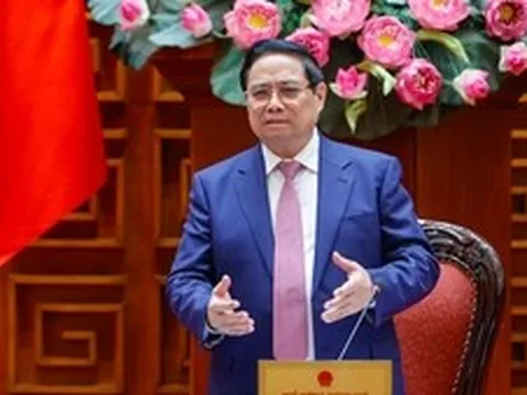 Thủ tướng: Dứt khoát không để thiếu xăng dầu trong mọi trường hợp; xem xét bố trí ngân sách để hỗ trợ bình ổn giá