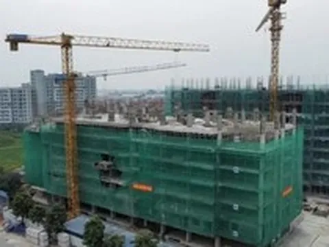 Doanh nghiệp bất động sản 'đứng ngồi không yên'