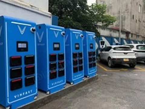 Tỷ phú Phạm Nhật Vượng bắt tay tỷ phú Nguyễn Thị Phương Thảo