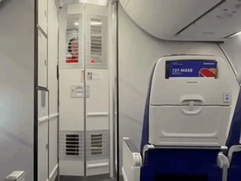 Vì sao máy bay Boeing có cánh cửa song sắt, khách gọi là 'nhà tù trên không'?