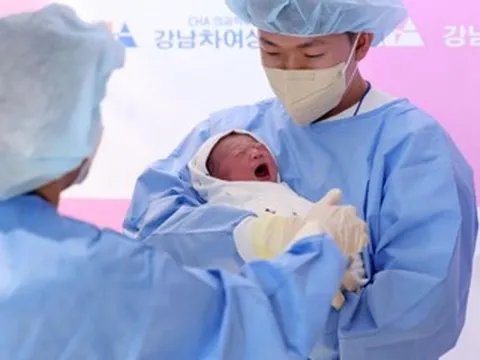 Cả làng ăn mừng chào đón em bé đầu tiên ra đời sau 17 năm