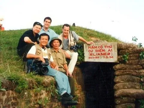 Khách Anh xuyên Việt tìm những người xa lạ từng gặp hơn 30 năm trước