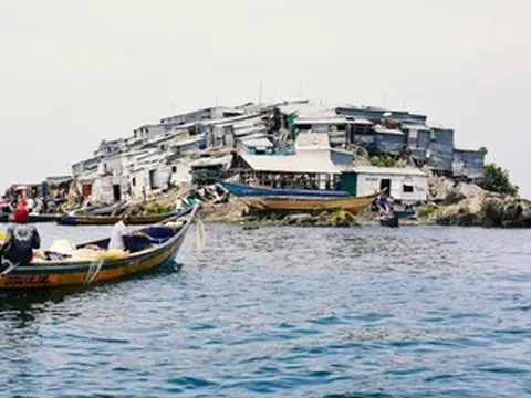 Ngôi làng nhỏ hơn sân bóng đá, gần 1.800 người chen chúc mưu sinh