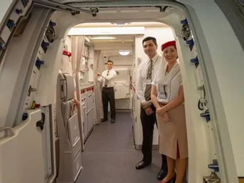 Bí mật sau việc cúi chào của tiếp viên ở cửa máy bay, nhiều người không biết