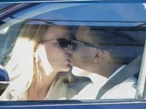 Bắt gặp siêu sao Mbappe lái xế hộp, hôn bạn gái diễn viên giữa phố