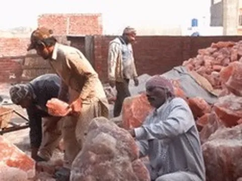 Bên trong mỏ muối hồng Himalaya lớn nhất thế giới, tạo ra 400.000 tấn mỗi năm